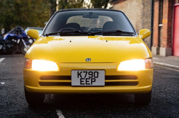 Тази малка забавна машина е kei car, което означава създадена според строги японски разпоредби по отношение на двигателя, размерите и производителността.

Неговият трицилиндров 656-кубиков мотор, за разлика от много автомобили kei , е с атмосферен и произвежда 63 к.с. при невероятните 8100 об./мин. Това е гаранция за голяма забава, защото цялата кола тежи само 760 кг.
